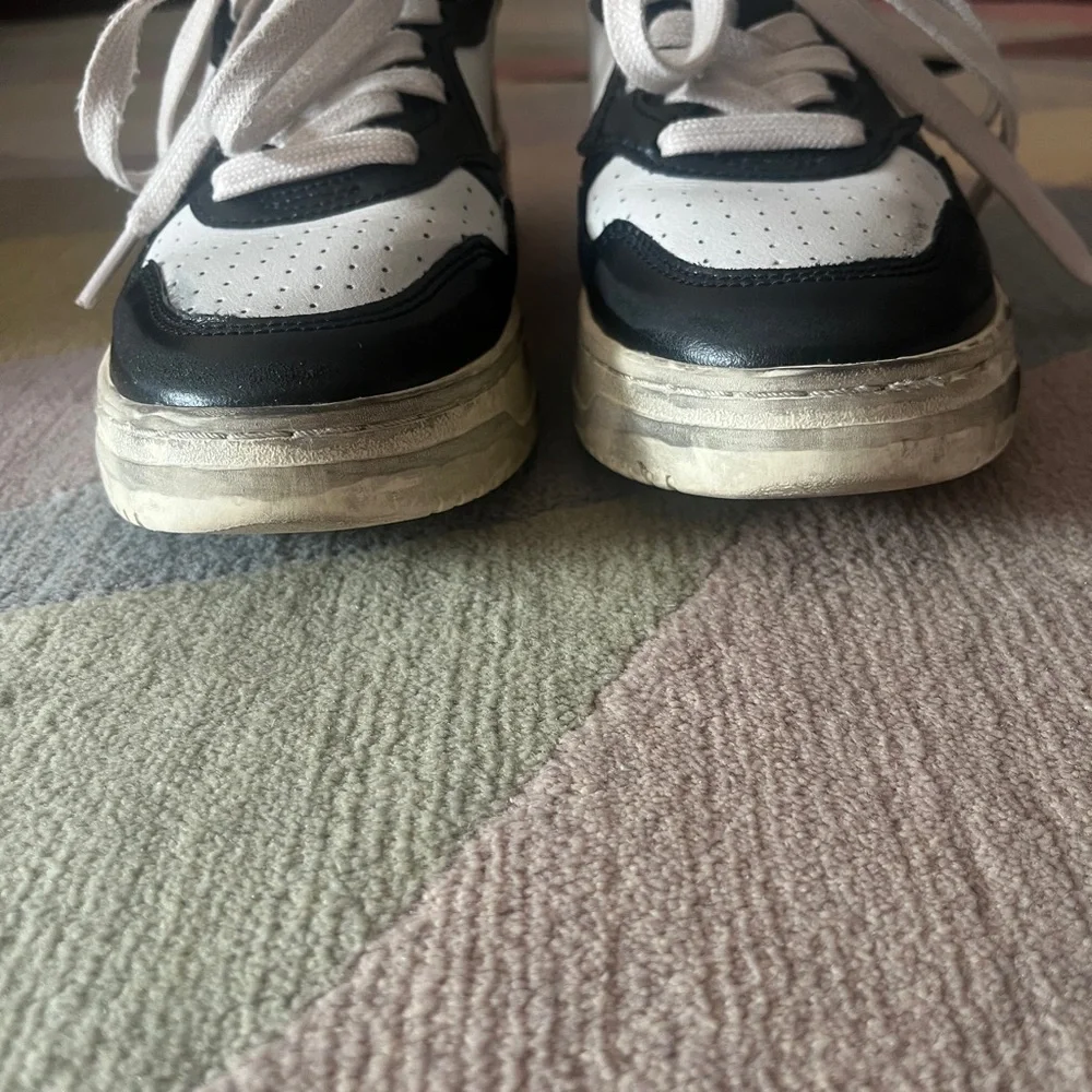 Autry Medalist Low Super Vintage Sneakers—White & Black Sliver